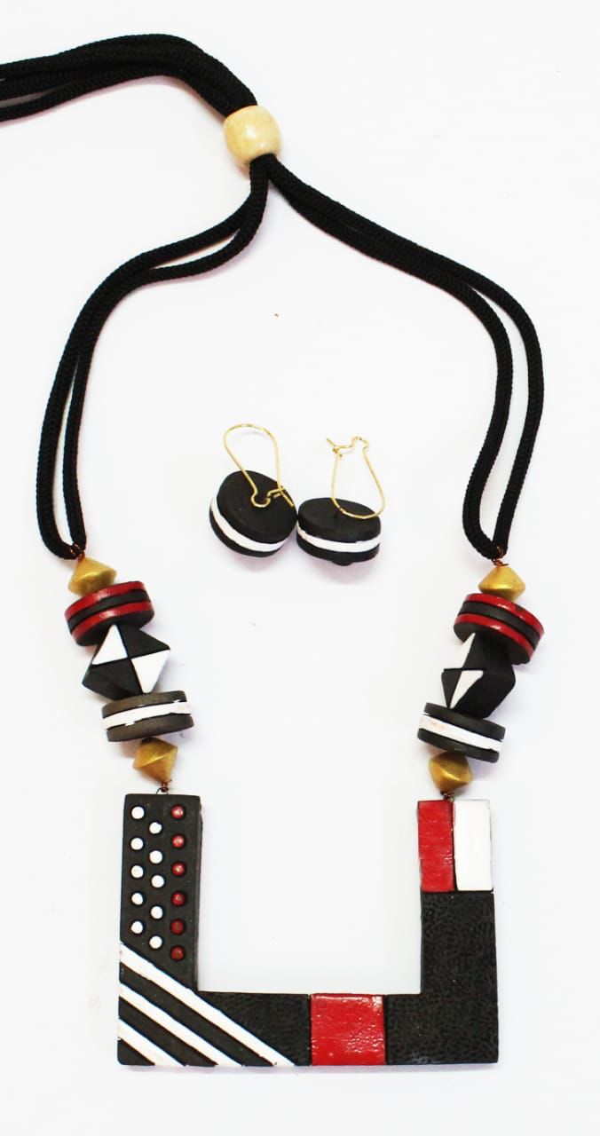 Black and white terracotta necklace set